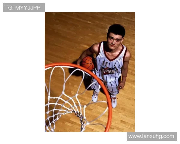 姚明在篮下的灵动身姿与力量结合展现篮球艺术的完美瞬间 姚明在篮下的灵动身姿与力量结合展现篮球艺术的完美瞬间