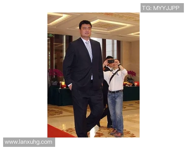 姚明在人群中高大挺拔引发热议展现体育巨星的魅力与影响力