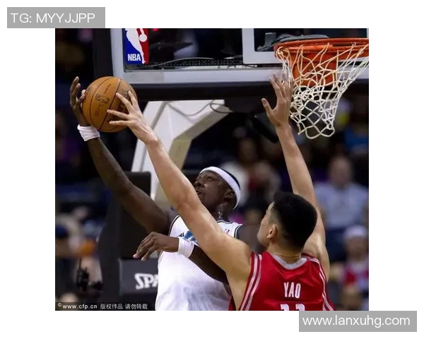 姚明职业生涯中最惨痛的盖帽瞬间回顾与分析 姚明职业生涯中最惨痛的盖帽瞬间回顾与分析